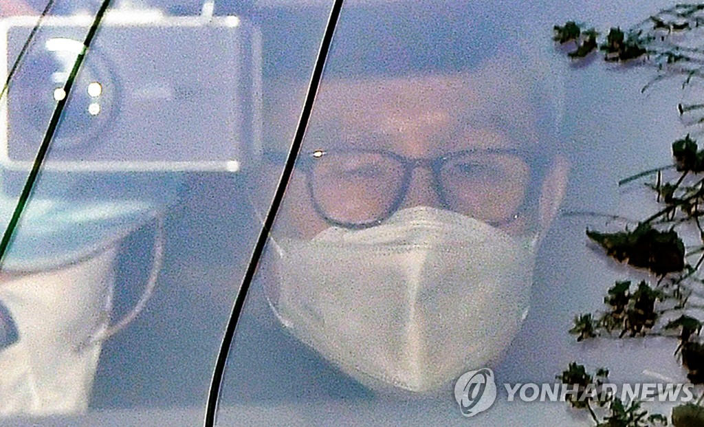This file photo from Nov. 2, 2020, shows former President Lee Myung-bak on his way to the Seoul Central District Prosecutors Office. (Yonhap)