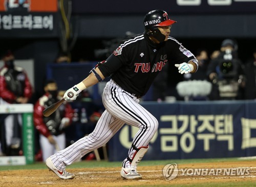 LG Twins DH Park Yong-taik (39) notches career hit #2,319, surpasses Yang  Joon-hyuk as new career hits leader in South Korean Baseball. : r/baseball