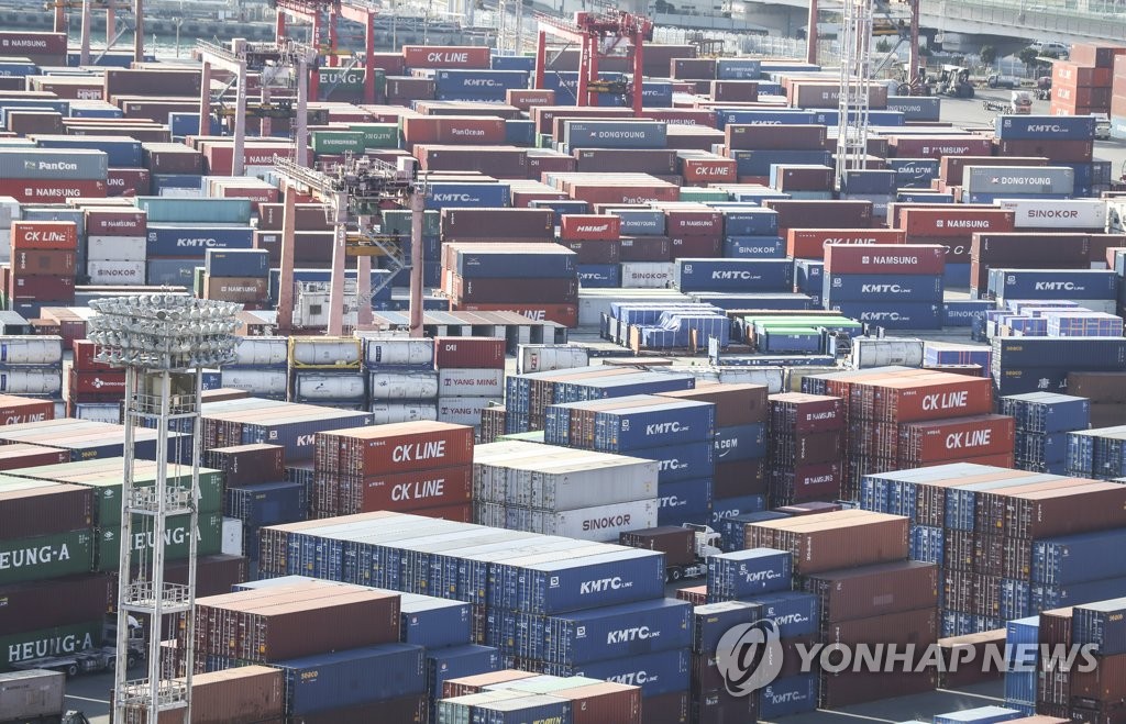 主要貿易拠点の釜山港（資料写真）＝（聯合ニュース）