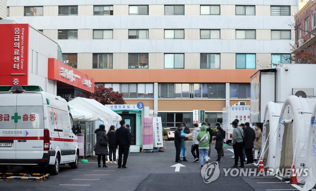 People wait in line to receive COVID-19 tests at a clinic in central Seoul on Nov. 10, 2020. (Yonhap)