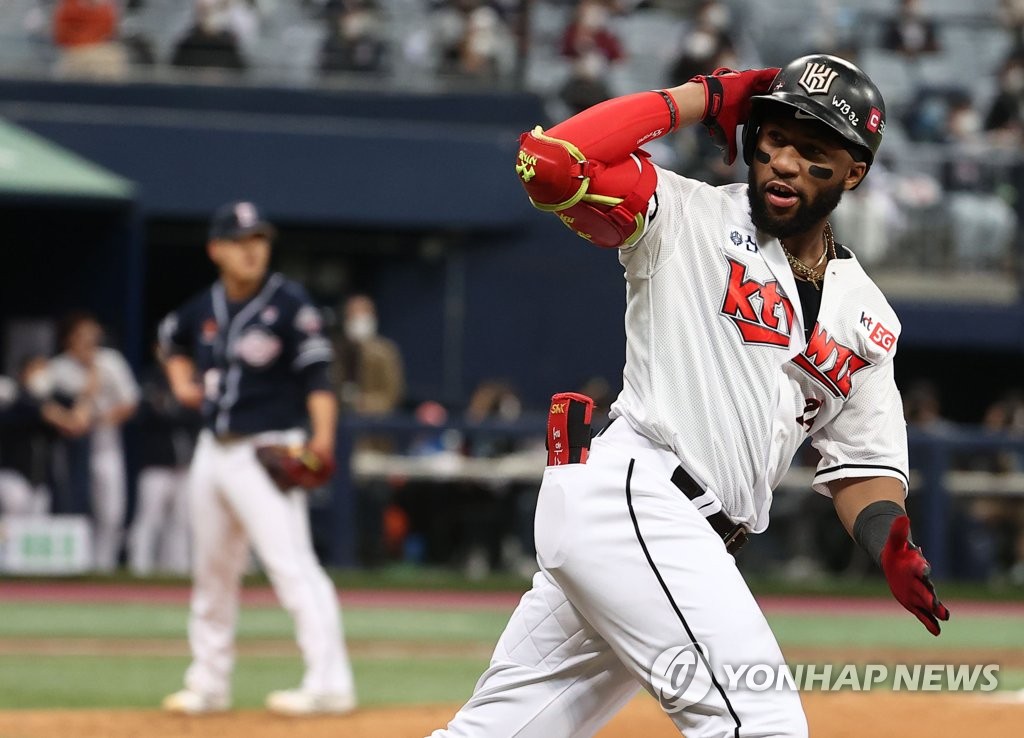 In this file photo from Nov. 10, 2020, Mel Rojas Jr. of the KT Wiz celebrates his solo home run against the Doosan Bears in the bottom of the third inning of Game 2 of the second-round series in the Korea Baseball Organization postseason at Gocheok Sky Dome in Seoul. (Yonhap)
