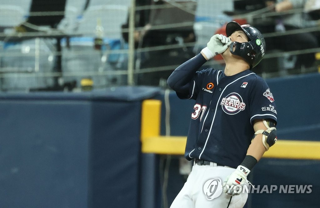 Park Kun-woo of the Doosan Bears celebrates his single against the KT Wiz during the top of the sixth inning of Game 2 of the Korea Baseball Organization second-round postseason series at Gocheok Sky Dome in Seoul on Nov. 10, 2020. (Yonhap)