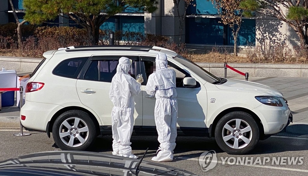 A drive-thru COVID-19 check-up center is installed at the Ministry of Defense in Seoul on Nov. 11, 2020. (Yonhap) 