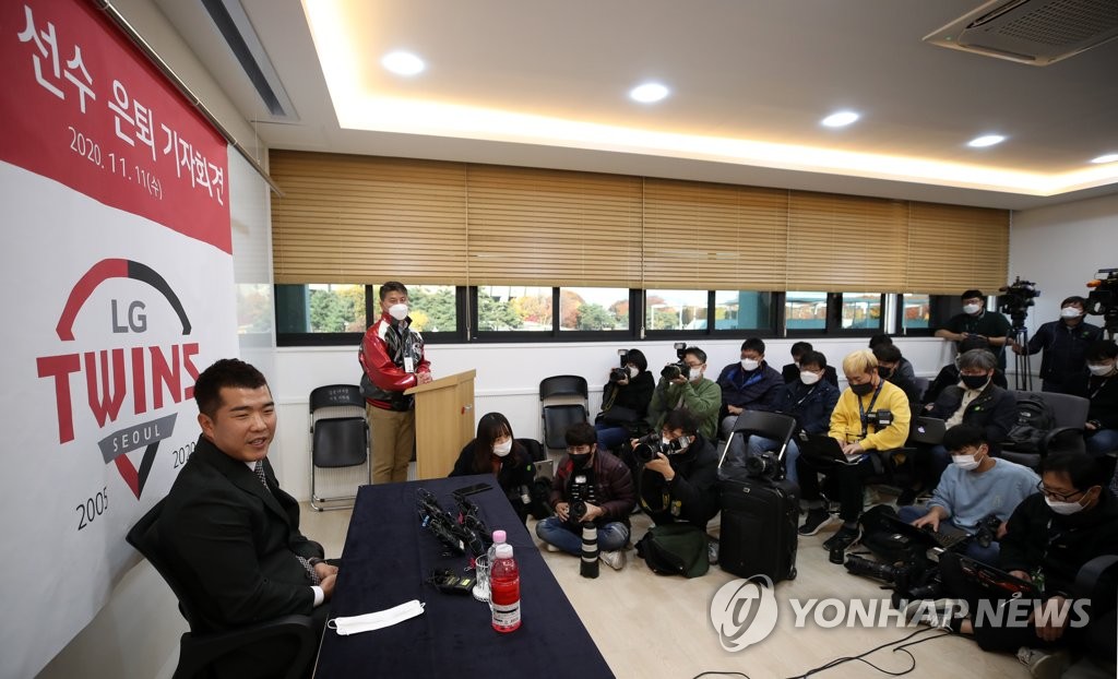 Former LG Twins second baseman Jeong Keun-woo speaks during his retirement press conference at Jamsil Baseball Stadium in Seoul on Nov. 11, 2020. (Yonhap)