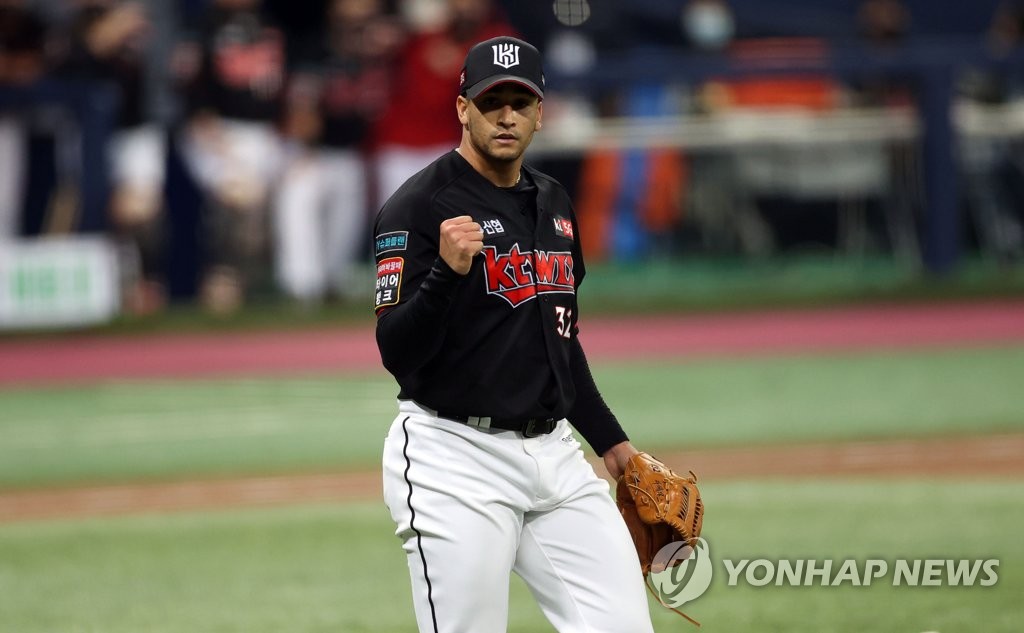 William Cuevas of the KT Wiz celebrates after retiring Park Kun-woo of the Doosan Bears on a groundout in the bottom of the eighth inning of Game 3 of the Korea Baseball Organization second-round postseason series against the Doosan Bears at Gocheok Sky Dome in Seoul on Nov. 12, 2020. (Yonhap)