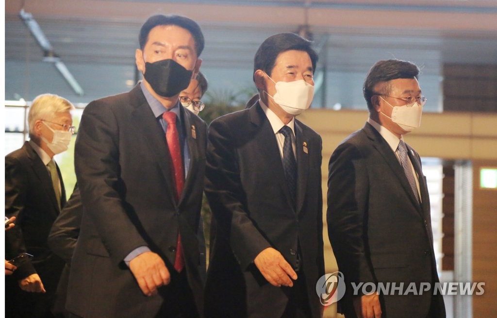스가 총리 면담하러 가는 한국 여야 의원들
