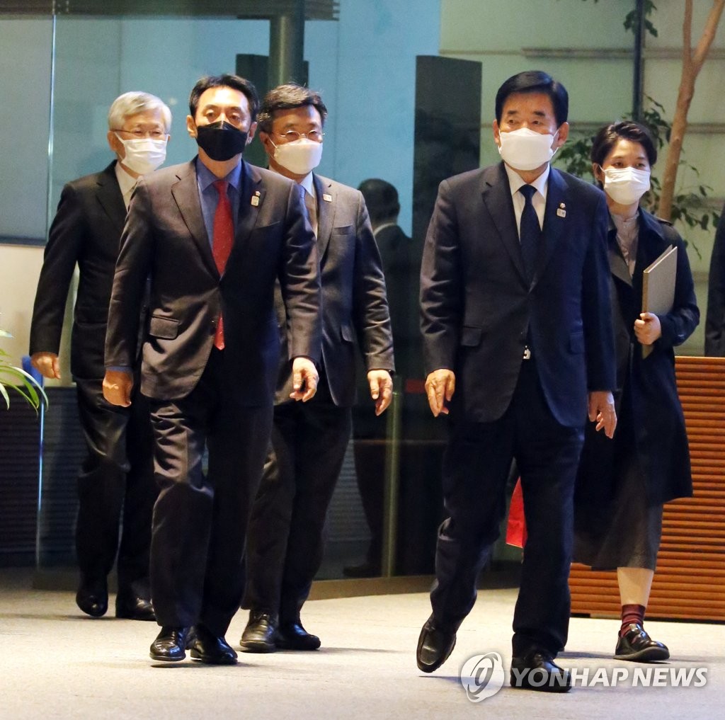 일본 총리관저 방문한 김진표 의원 일행