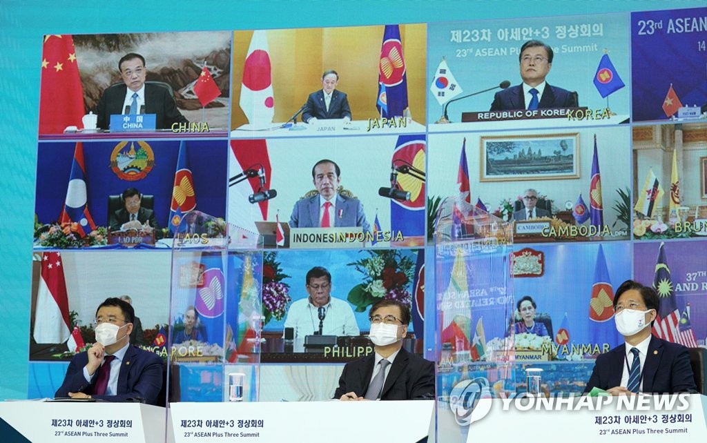 テレビ会議の形式で行われた東アジア首脳会議＝１４日、ソウル（聯合ニュース）
