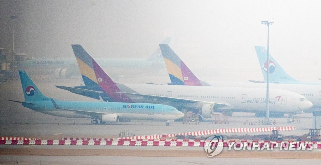 This photo, taken on Nov. 15, 2020, shows Korean Air and Asiana planes at Incheon International Airport, just west of Seoul. (Yonhap)