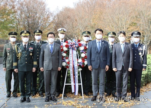 한국전쟁 참전용사 기념비 참배 마친 민주당 송영길 위원장
