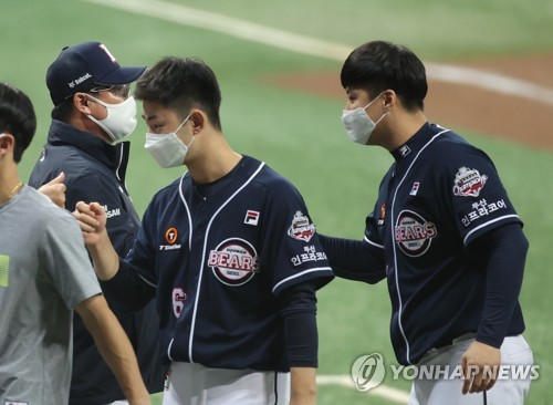 Director Kim Tae-hyung makes eye contact with Lee Young-ha