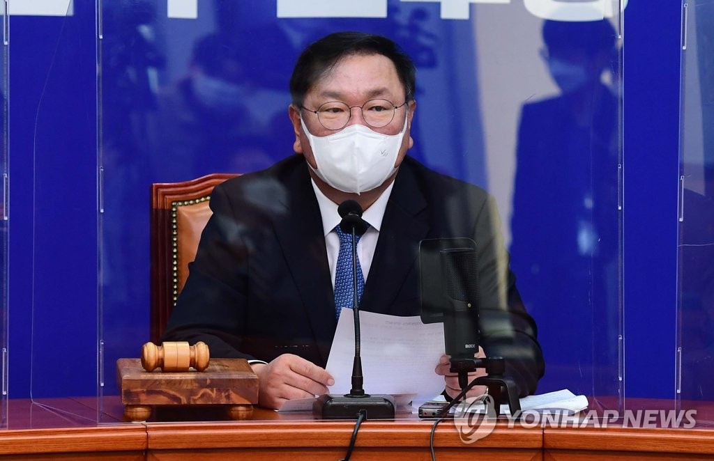 Rep. Kim Tae-nyeon, floor leader of the ruling Democratic Party, speaks during a meeting of the party's supreme council at the National Assembly in Seoul on Nov. 23, 2020. (Yonhap)