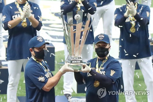 Korean baseball champs celebrate with HUGE sword from Lineage - Polygon