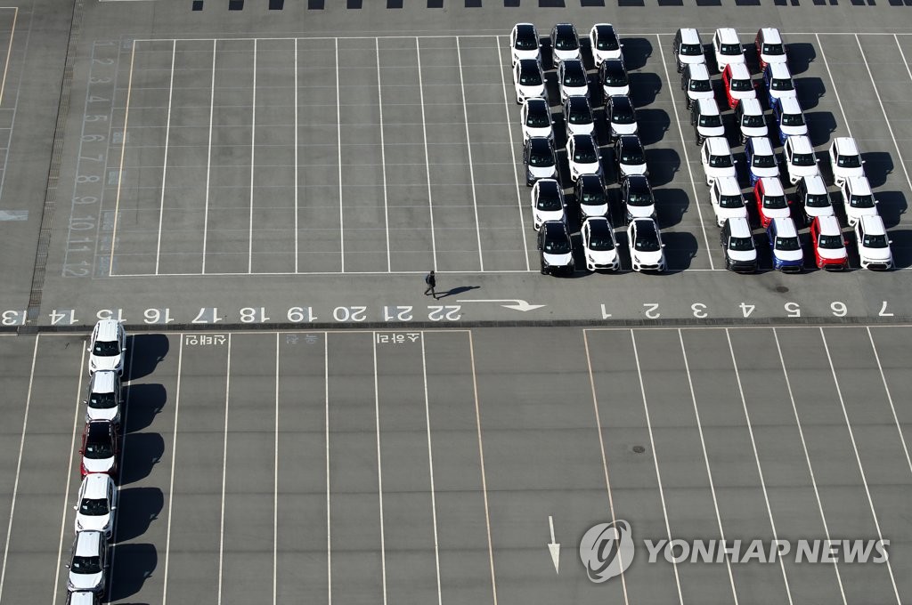 A Kia Motors Corp.'s worker walks through a parking lot of an automotive factory in Gwangju, 330 kilometers south of Seoul, on Dec. 1, 2020, on the first day of the partial strike by union workers. (Yonhap)