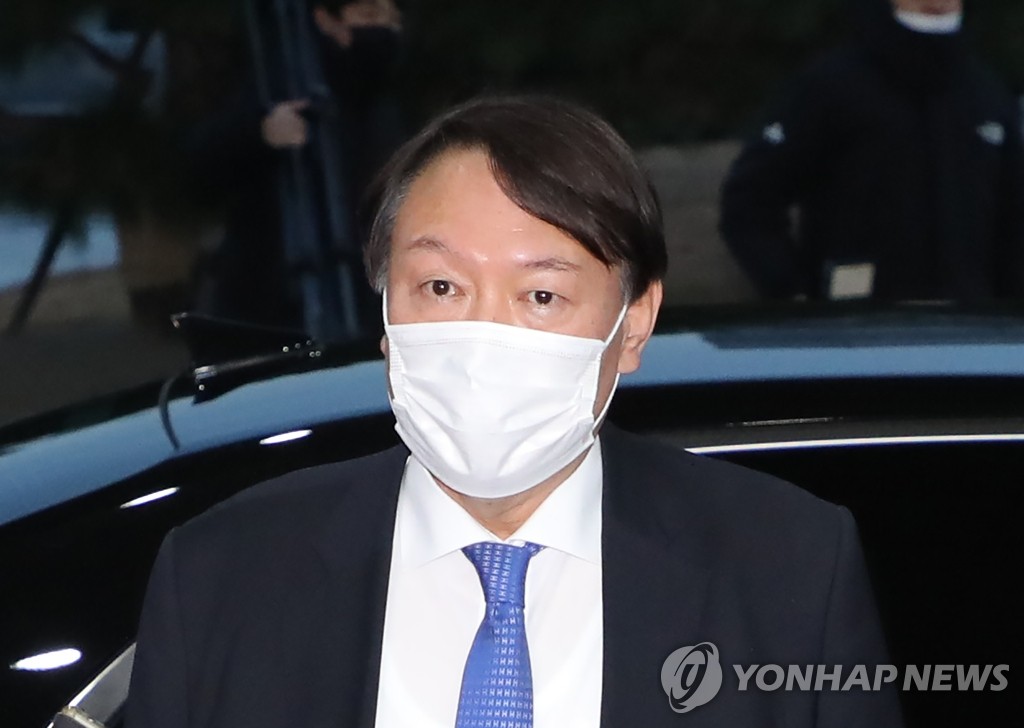Prosecutor General Yoon Seok-youl returns to work at the Supreme Prosecutors Office in Seoul on Dec. 1, 2020, after the Seoul Administrative Court granted an injunction requested by him against Justice Minister Choo Mi-ae's order to suspend him from duty. (Yonhap)