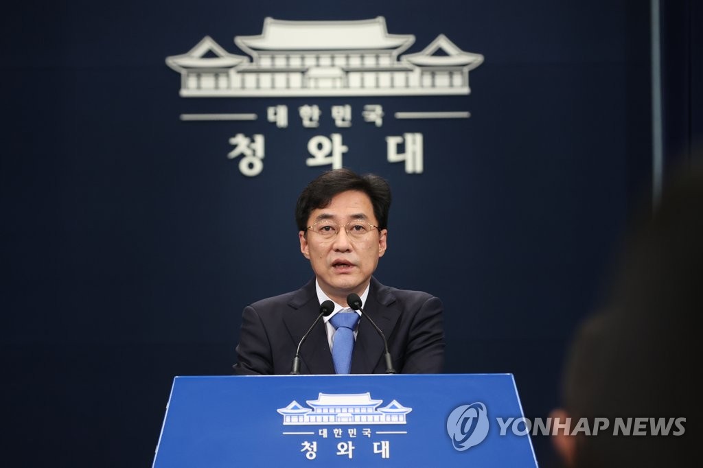 Cheong Wa Dae spokesman Kang Min-seok holds a press briefing on Dec. 3, 2020. (Yonhap) 