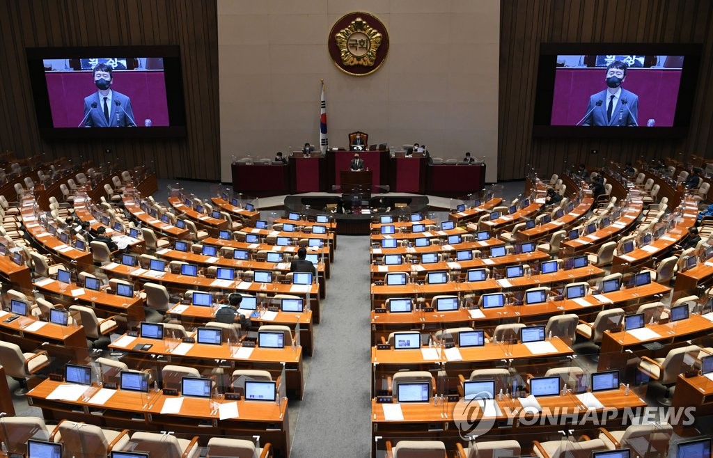 A filibuster is under way at the National Assembly in Seoul on Dec. 11, 2020, with Rep. Kim Woong of the main opposition People Power Party at the podium. (Yonhap)
