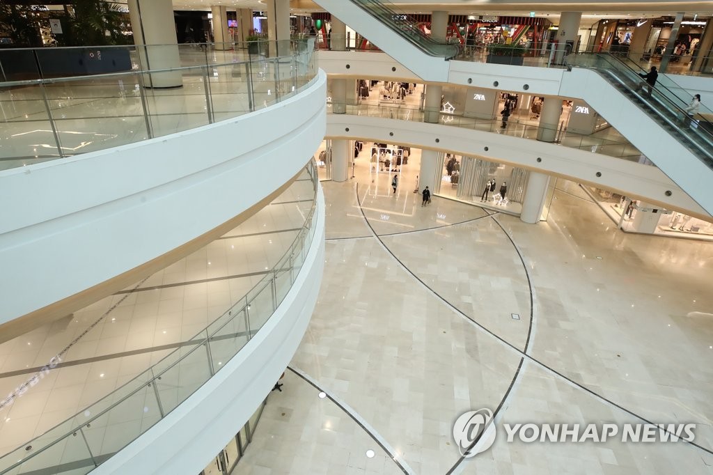 In this file photo taken Dec. 13, 2020, a large shopping mall in Seoul is empty under strict social distancing guidelines against COVID-19. (Yonhap)
