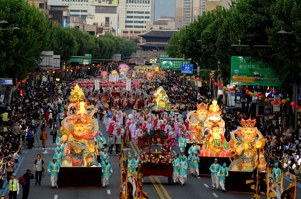 This photo, provided by the Cultural Heritage Administration on Dec. 16, 2020, shows a scene of the lantern lighting festival celebrating Buddha's birthday, called "Yeondeunghoe" in Korean. (PHOTO NOT FOR SALE) (Yonhap)