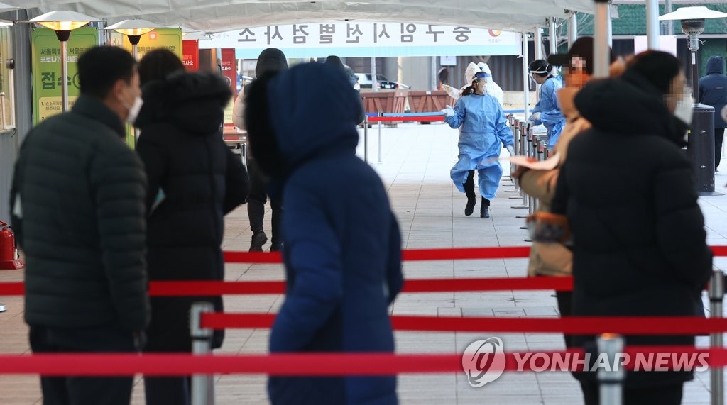 Citizens line up to get coronavirus tests at a temporary testing center set up at the public plaza in front of City Hall in central Seoul on Dec. 19, 2020. (Yonhap)