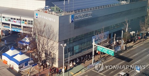 ソウル市内のスポーツ文化会館に設けられた専用検査所で列を作る市民ら＝２１日、ソウル（聯合ニュース）