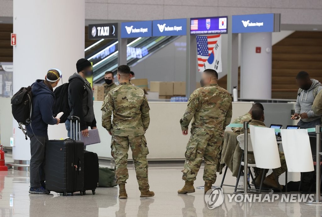 This file photo, taken on Jan. 11, 2021, shows U.S. service members at Incheon airport, west of Seoul. (Yonhap) 