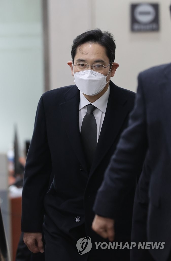 Le vice-président de Samsung Electronics Co., Lee Jae-yong, arrive à la Haute Cour de Séoul le lundi 18 janvier 2021 pour assister à une audience dans le cadre d'un nouveau procès sur l'affaire de corruption impliquant l'ancienne présidente Park Geun-hye.
