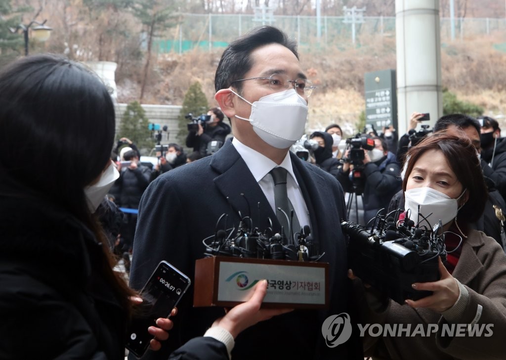 Lee Jae-yong, chef de facto du groupe Samsung, est entouré de journalistes avant le début d'une audience dans le cadre d'une affaire de corruption, le 18 janvier 2021.