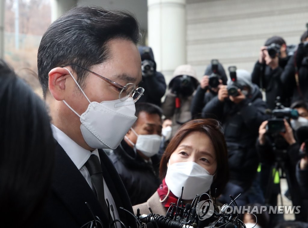 이재용 국정 농단 파기 및 송환 혐의로 2 년 6 개월 징역, 법적 구금 (총 2 건)