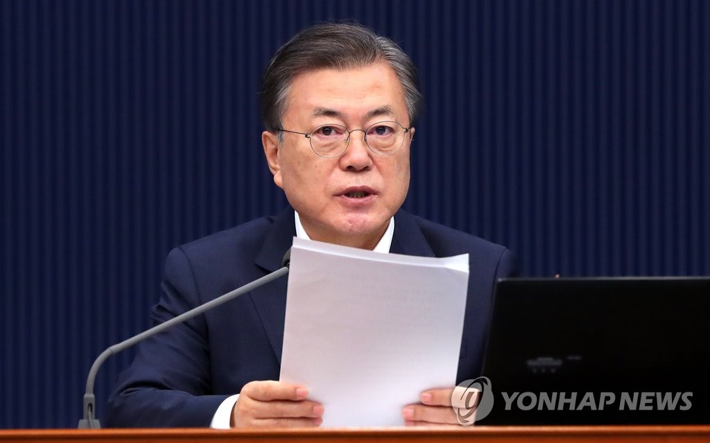 青瓦台（大統領府）で開かれたテレビ会議方式の閣議で発言する文大統領＝２日、ソウル（聯合ニュース）