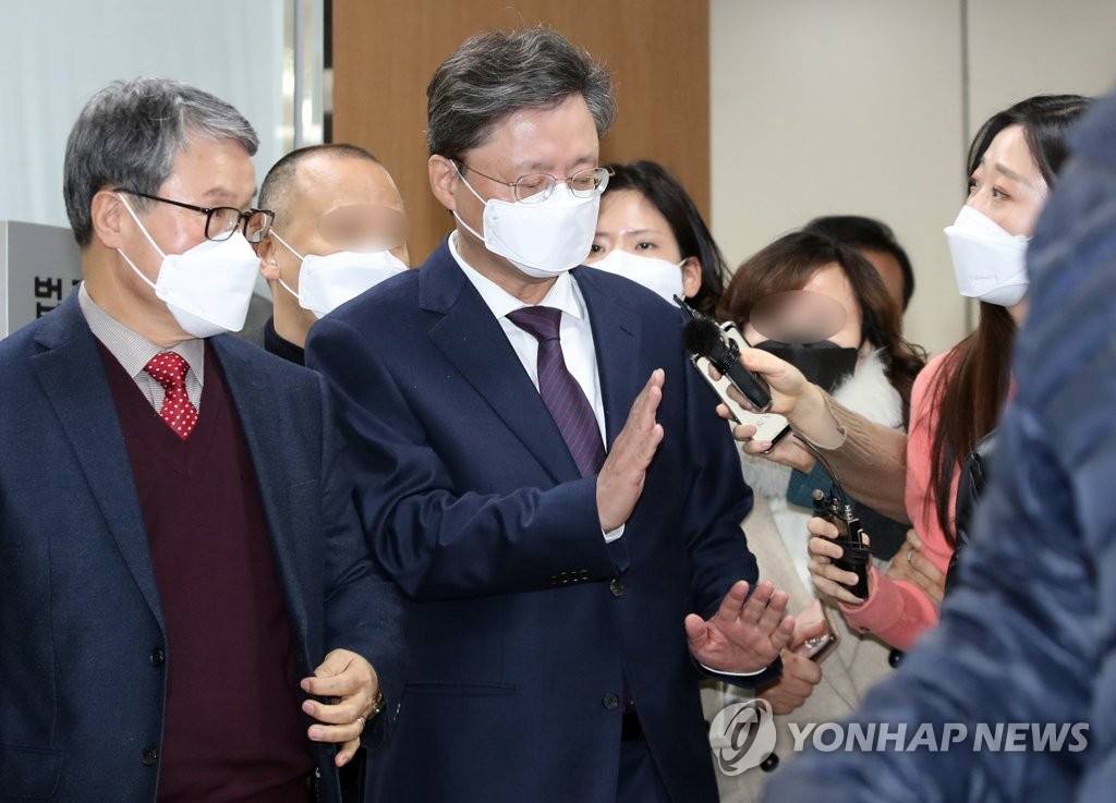 This Feb. 4, 2021, file photo shows Woo Byung-woo, former presidential secretary for civil affairs for ousted President Park Geun-hye, heading out of the Seoul High Court in southern Seoul after a sentencing hearing. (Yonhap) 