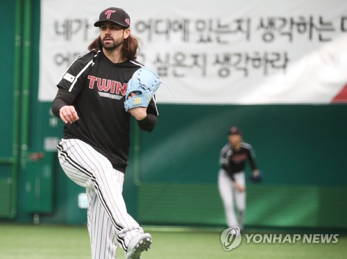 LG Twins claim 'wild card' in 13 innings as KBO postseason starts