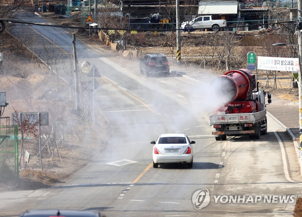 A truck disinfects the surrounding area of a poultry farm in Icheon, south of Seoul, on Feb. 15, 2021, to prevent the spread of highly pathogenic bird flu. (Yonhap)