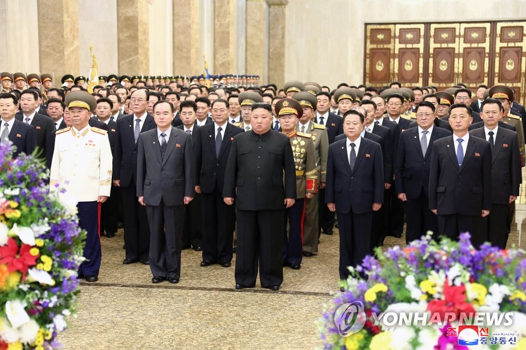 북한 김정은, 김정일 생일 맞아 금수산태양궁전 참배