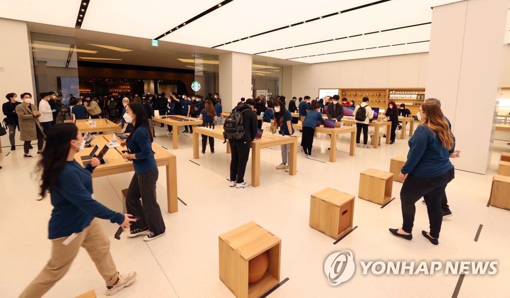 Second Apple Store opens Yonhap News Agency