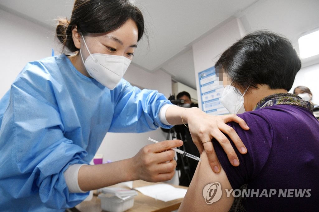 ワクチン接種の様子＝２日、ソウル（聯合ニュース）