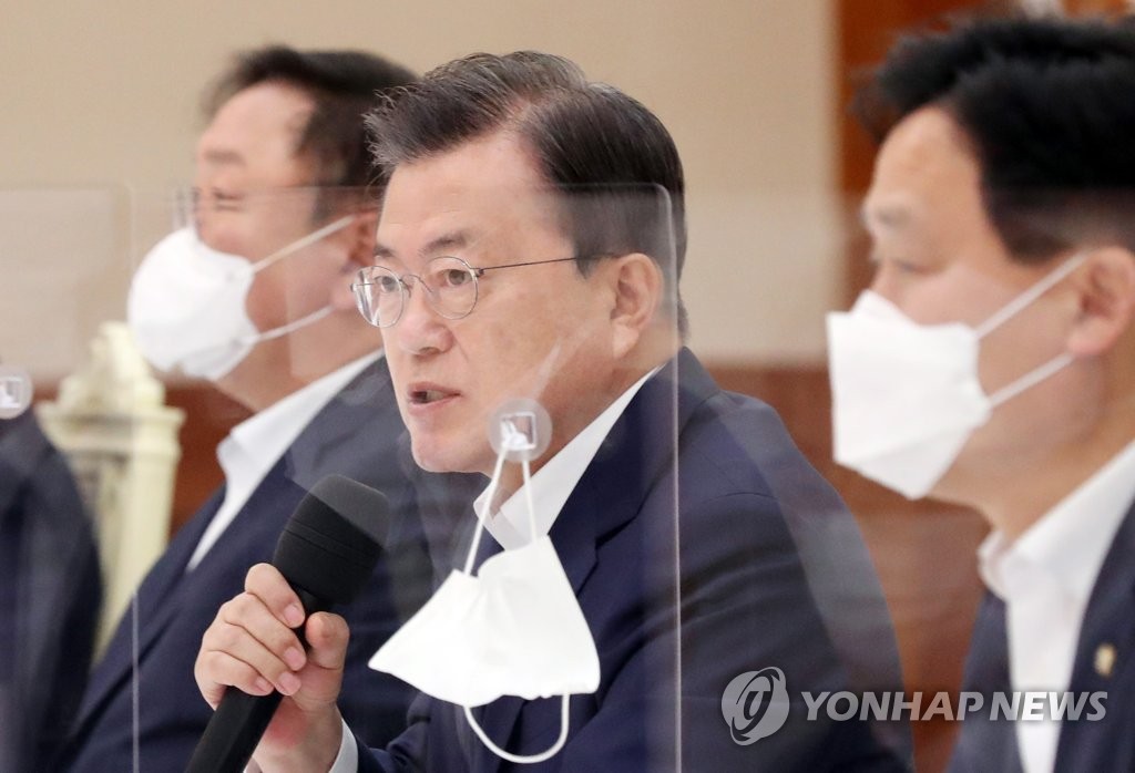 Le président Moon Jae-in prend la parole le mercredi 10 mars 2021 lors d'une rencontre avec des responsables du Parti démocrate (PD) à Cheong Wa Dae, à Séoul.
