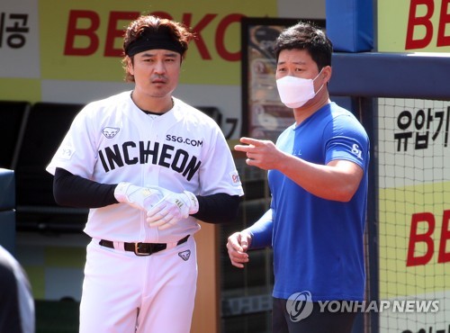 Veteran KBO closer calls throwing fastball to Choo Shin-soo 'dangerous