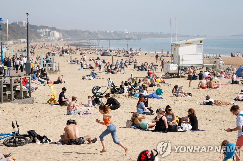 코로나19 봉쇄 완화하자 해변에 몰린 영국인들