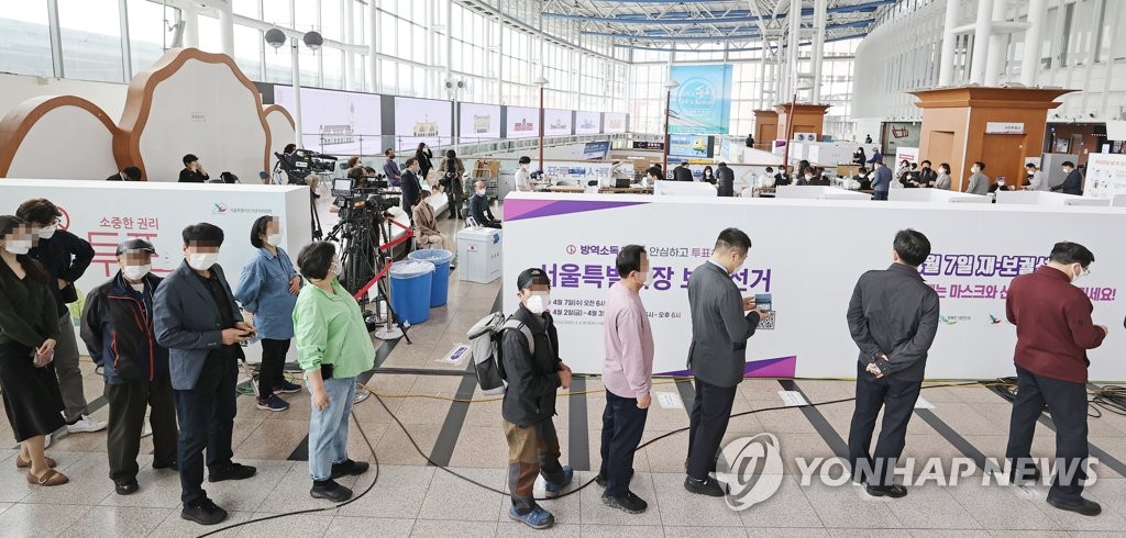 Voters stand in line to cast ballots at a polling station in Seoul on April 2, 2021, the first day of two-day early voting for the April 7 Seoul mayoral by-election. (Yonhap)