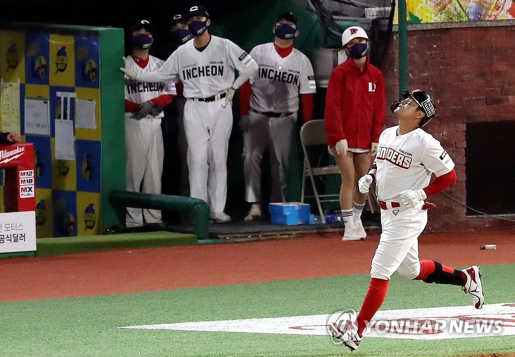 Choo Shin-soo strikes out twice in KBO preseason debut