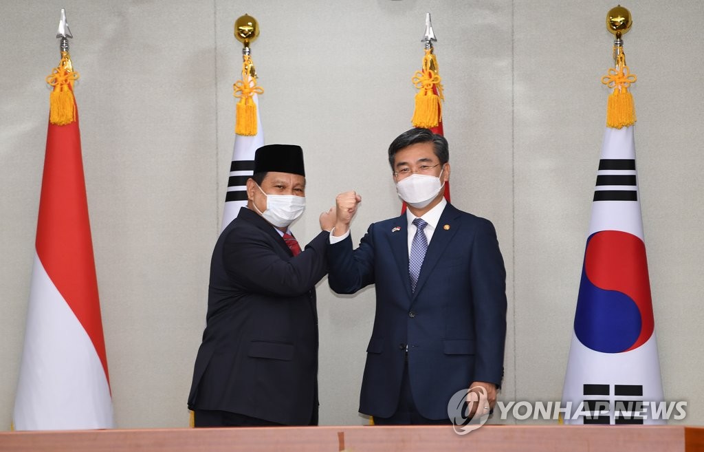 South Korean Defense Minister Suh Wook (R) and his Indonesian counterpart Prabowo Subianto pose for a photo before their talks at the defense ministry in Seoul on April 8, 2021, in this photo provided by the Kookbang Ilbo newspaper. (PHOTO NOT FOR SALE) (Yonhap)