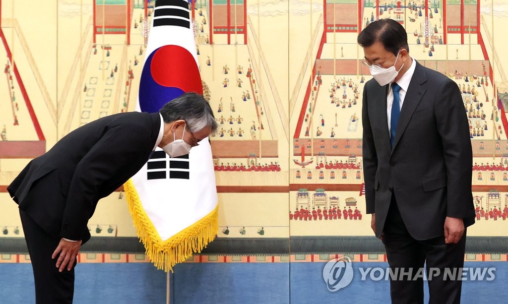 文大統領（右）は１４日、相星孝一・駐韓日本大使から信任状を受け取った。記念撮影後にあいさつする文大統領と相星大使＝１４日、ソウル（聯合ニュース）