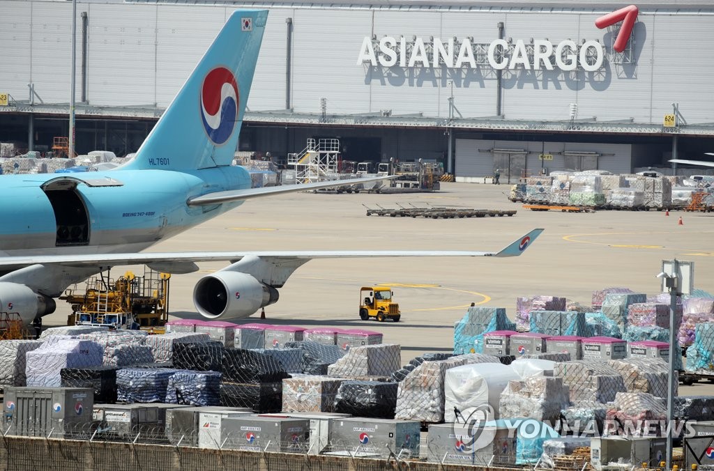 An Asiana Airlines Inc.'s plane is seen in this file photo taken at a cargo terminal at Incheon International Airport, west of Seoul, on April 15, 2021. (Yonhap)