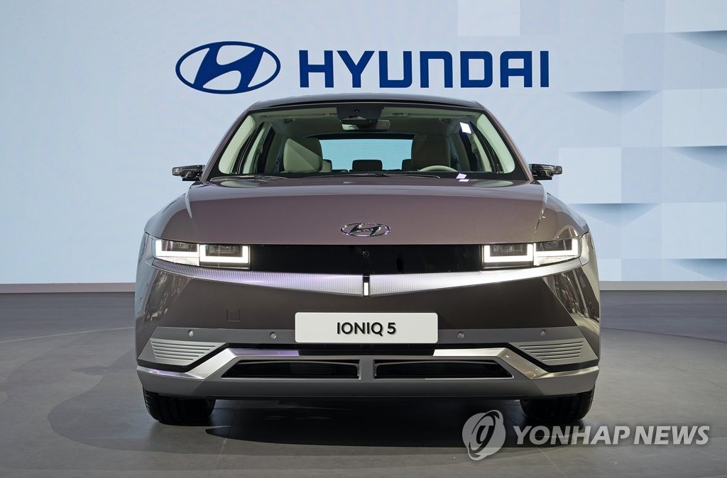 Hyundai Motor Co. introduces its all-electric crossover Ioniq 5 during the Shanghai International Automobile Industry Exhibition on April 19, 2021, in this photo provided by the Korean automaker. (PHOTO NOT FOR SALE) (Yonhap) 