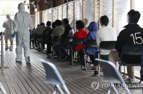 ソウル市内の保健所で新型コロナウイルスの検査の順番を待つ人々＝２３日、ソウル（聯合ニュース）
