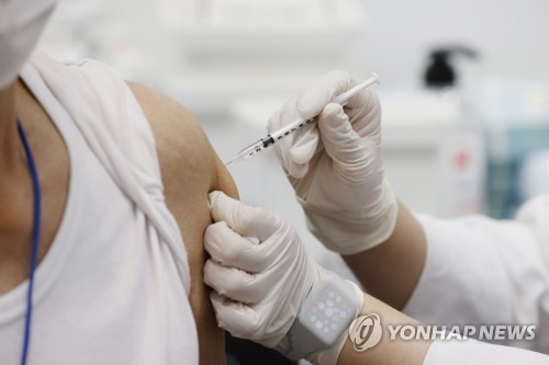 상반기 접종 100만명 늘어난 1천300만명…백신 적기 공급이 관건