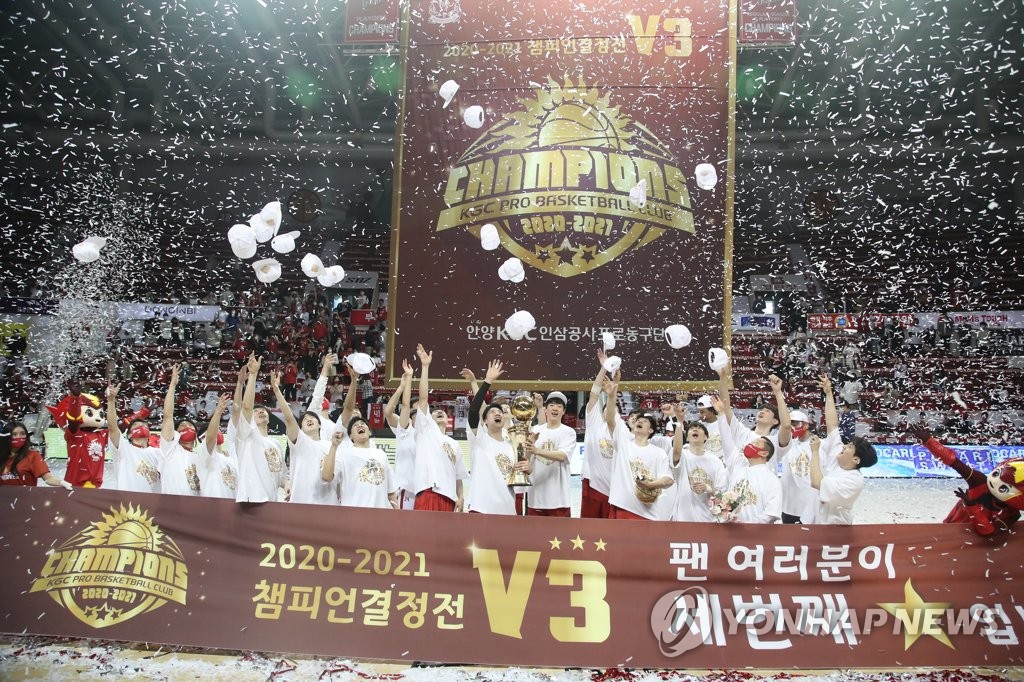 04th Apr, 2022. KBL regular season champions Members of the Seoul SK  Knights celebrate after winning the 2021-2022 Korean Basketball League (KBL)  regular season title at Jamsil Students' Gymnasium in Seoul on