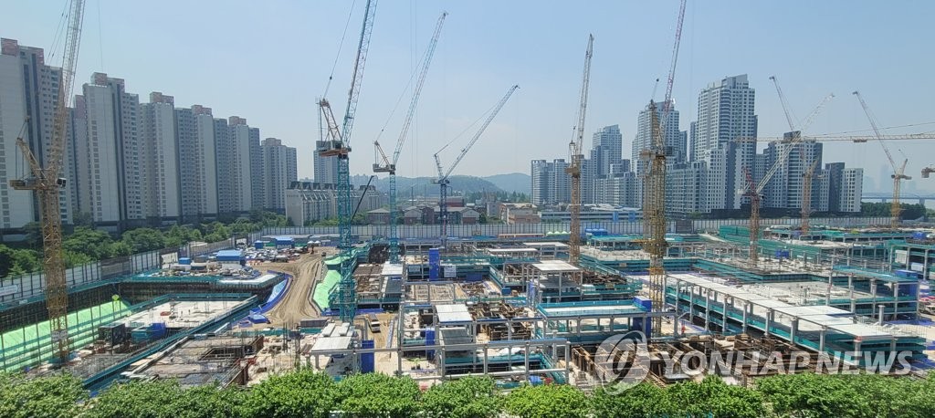 Construction is under way to build a new apartment complex named Raemian One Bailey near the bank of the Han River in the Seocho district on May 17, 2021. (Yonhap)