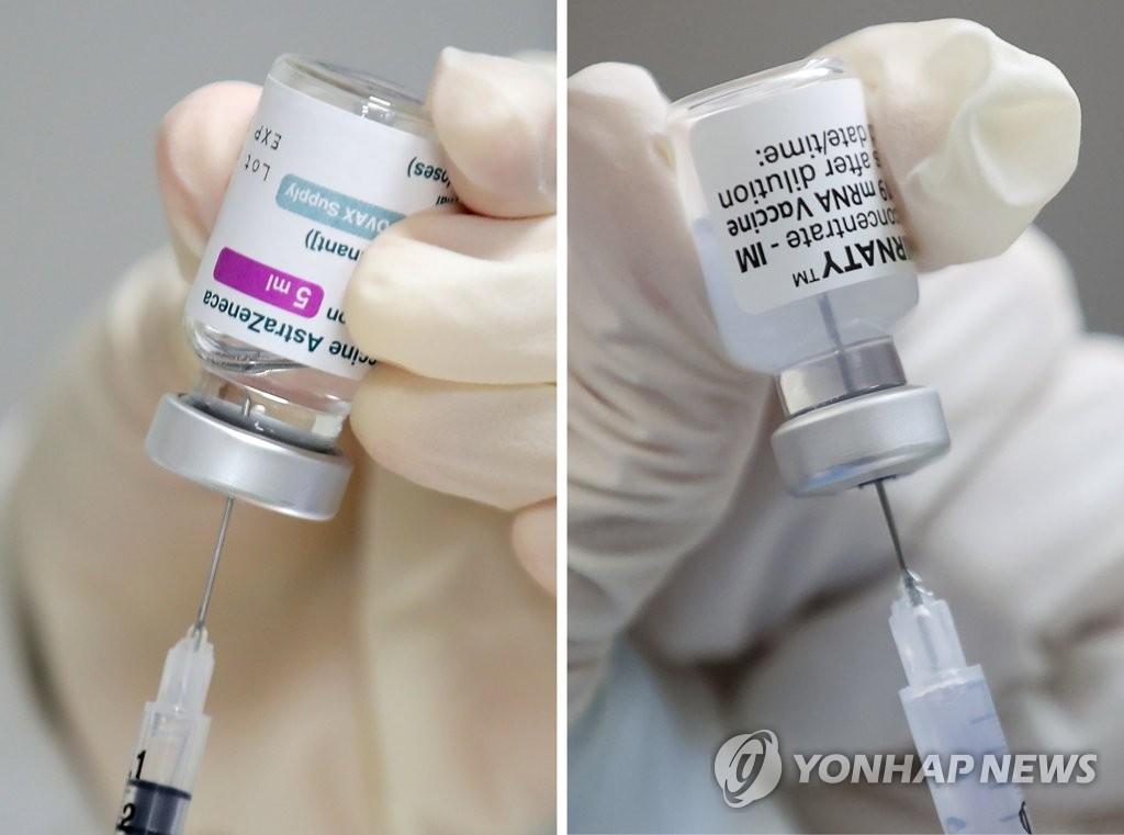 사진은 아스트라제네카 백신(왼쪽 사진)과 화이자 백신(오른쪽 사진)의 접종 준비 모습. [연합뉴스 자료사진]